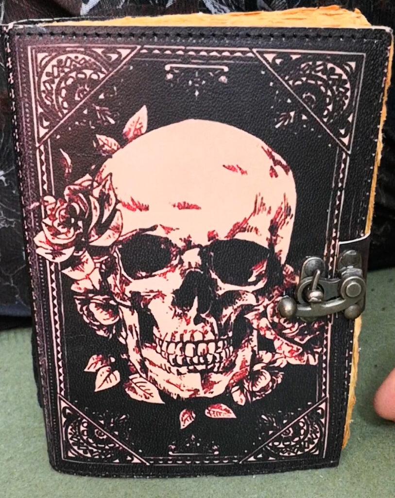 Totenkopf-Tagebuch mit Schloss