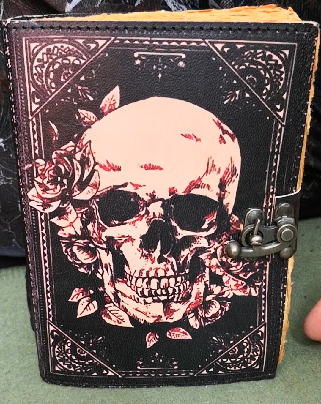 Totenkopf-Tagebuch mit Schloss