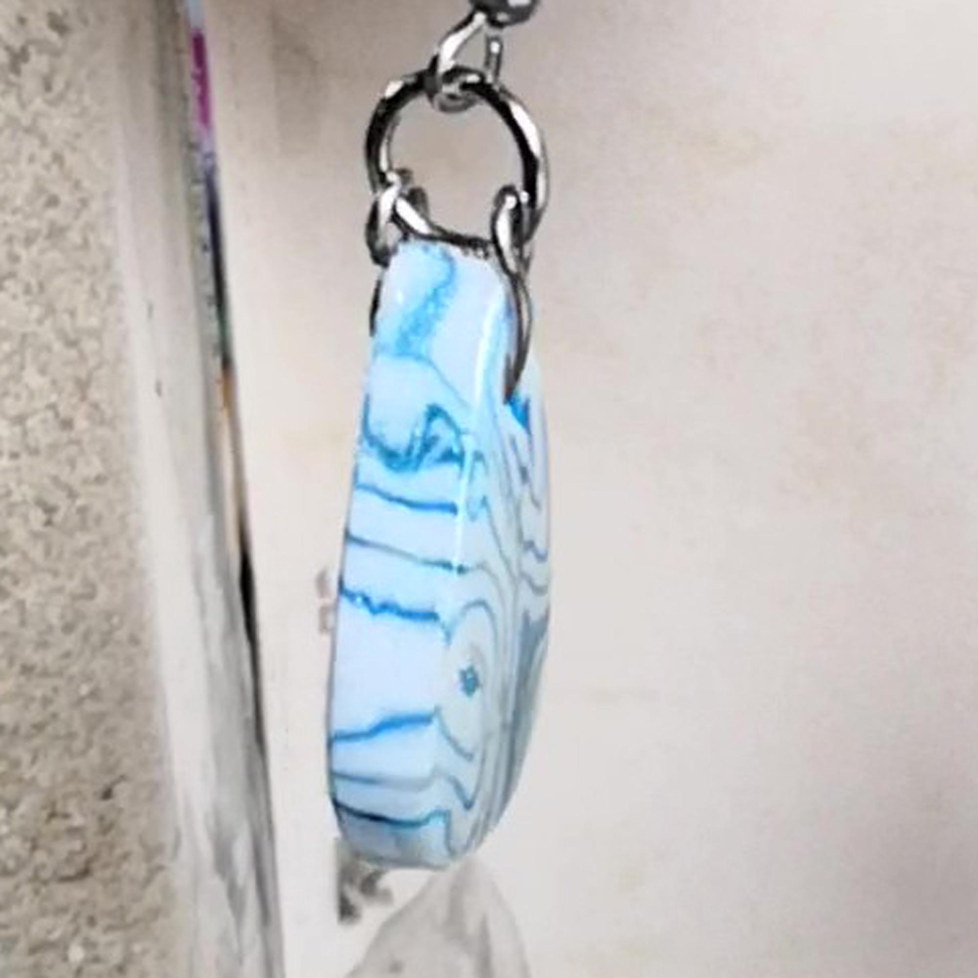 Tropfenohrringe, marmoriert blau weiß. Silberhaken - handgefertigt - leicht, elegant, inspiriert vom Fluss des Wassers – Bild 3