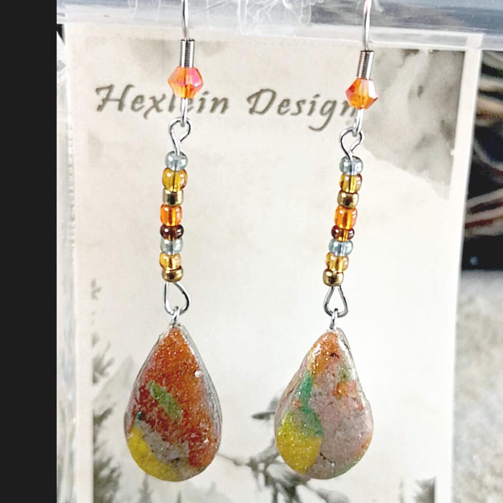Handgemachte Tropfenohrringe, warme Herbstfarben · Leicht, nickelfrei · Naturinspirierter Schmuck von Hexlein Design · Kollektion Erdenklang