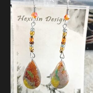 Handgemachte Tropfenohrringe, warme Herbstfarben · Leicht, nickelfrei · Naturinspirierter Schmuck von Hexlein Design · Kollektion Erdenklang – Bild 1