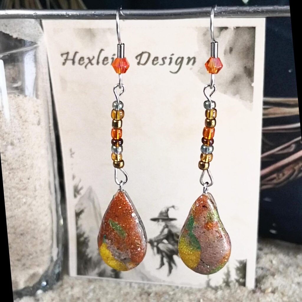 Handgemachte Tropfenohrringe, warme Herbstfarben · Leicht, nickelfrei · Naturinspirierter Schmuck von Hexlein Design · Kollektion Erdenklang