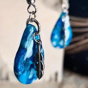 Tropfenohrringe in Blau und Weiß mit silberner Feder | Serie "Wassertropfen" – Bild 1