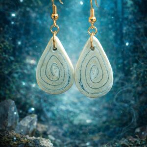 Tropfen-Ohrringe mit einer Spirale in Salbei & Elfenbein