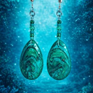 Muscheltropfen „Smaragd der Tiefe“ | Leichter Ohrstecker – Bild 2