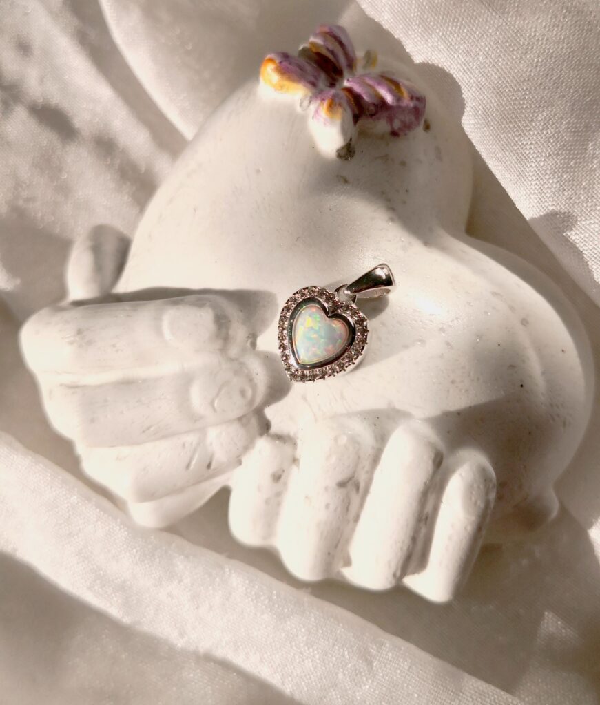 Herzanhänger mit Opal & Zirkonia, 925er Silber | Symbol für Liebe, Licht und Verbundenheit