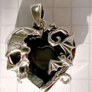 Schwarzer Herzanhänger mit Totenkopf & Fledermaus | Mystischer Schmuck – Bild 5
