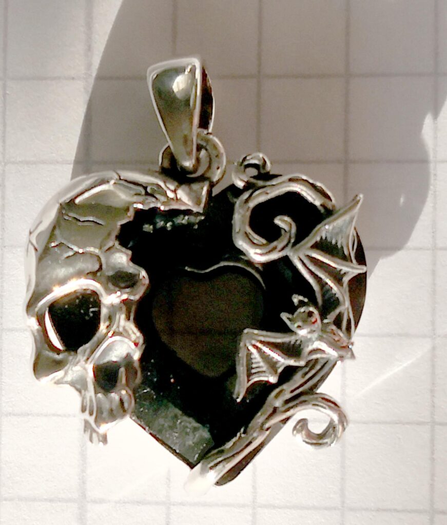 Schwarzer Herzanhänger mit Totenkopf & Fledermaus | Mystischer Schmuck