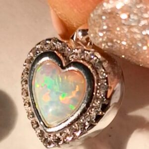 Herzanhänger mit Opal & Zirkonia, 925er Silber | Symbol für Liebe, Licht und Verbundenheit