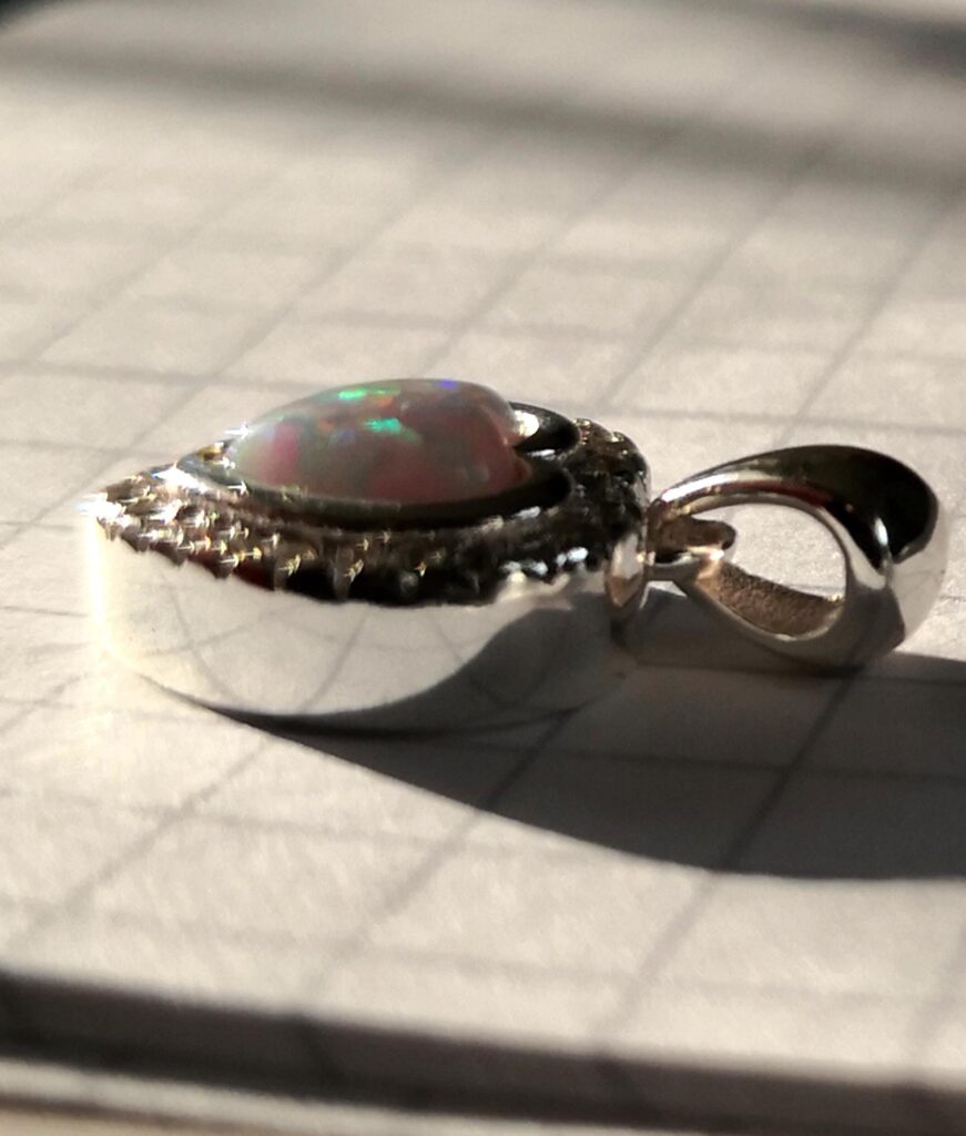 Herzanhänger mit Opal & Zirkonia, 925er Silber | Symbol für Liebe, Licht und Verbundenheit