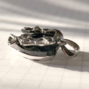 Schwarzer Herzanhänger mit Totenkopf & Fledermaus | Mystischer Schmuck – Bild 3