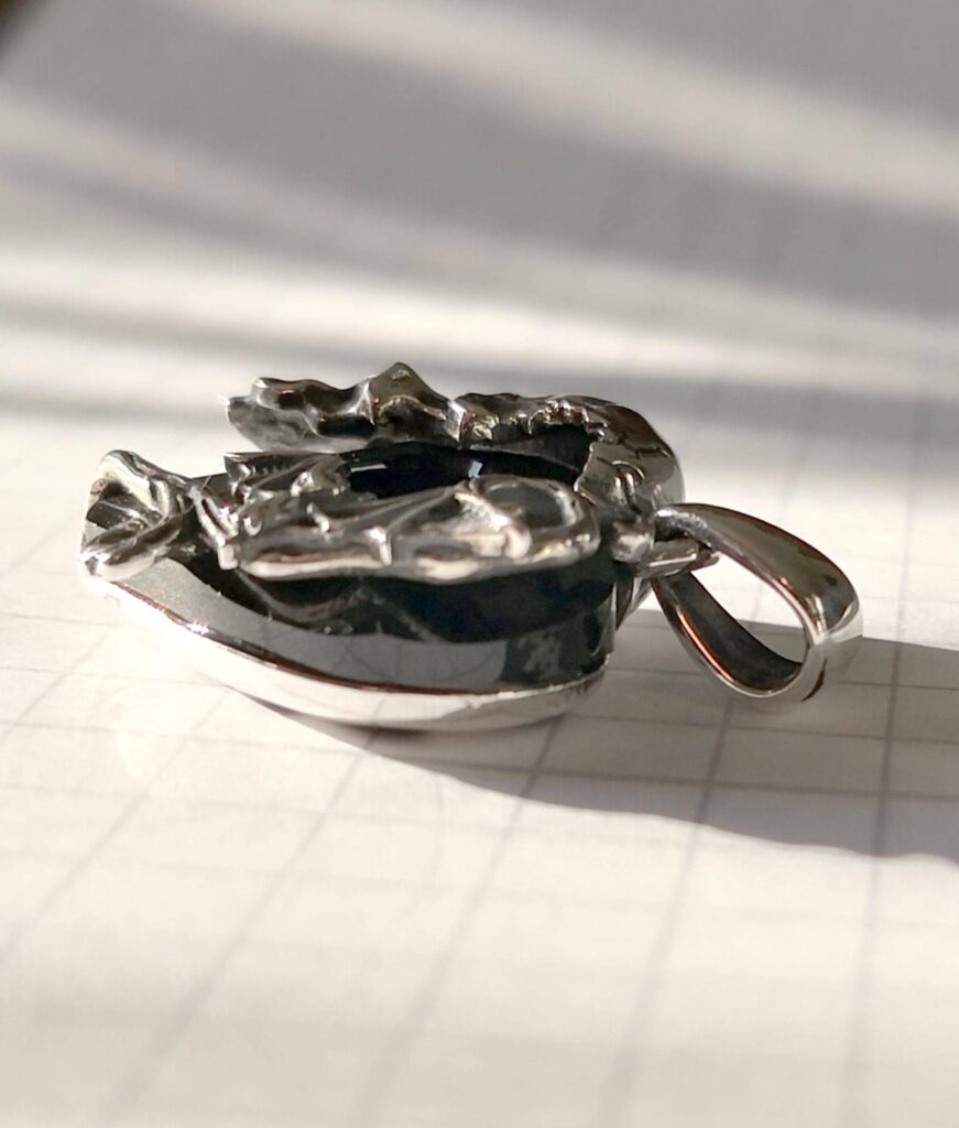 Schwarzer Herzanhänger mit Totenkopf & Fledermaus | Mystischer Schmuck