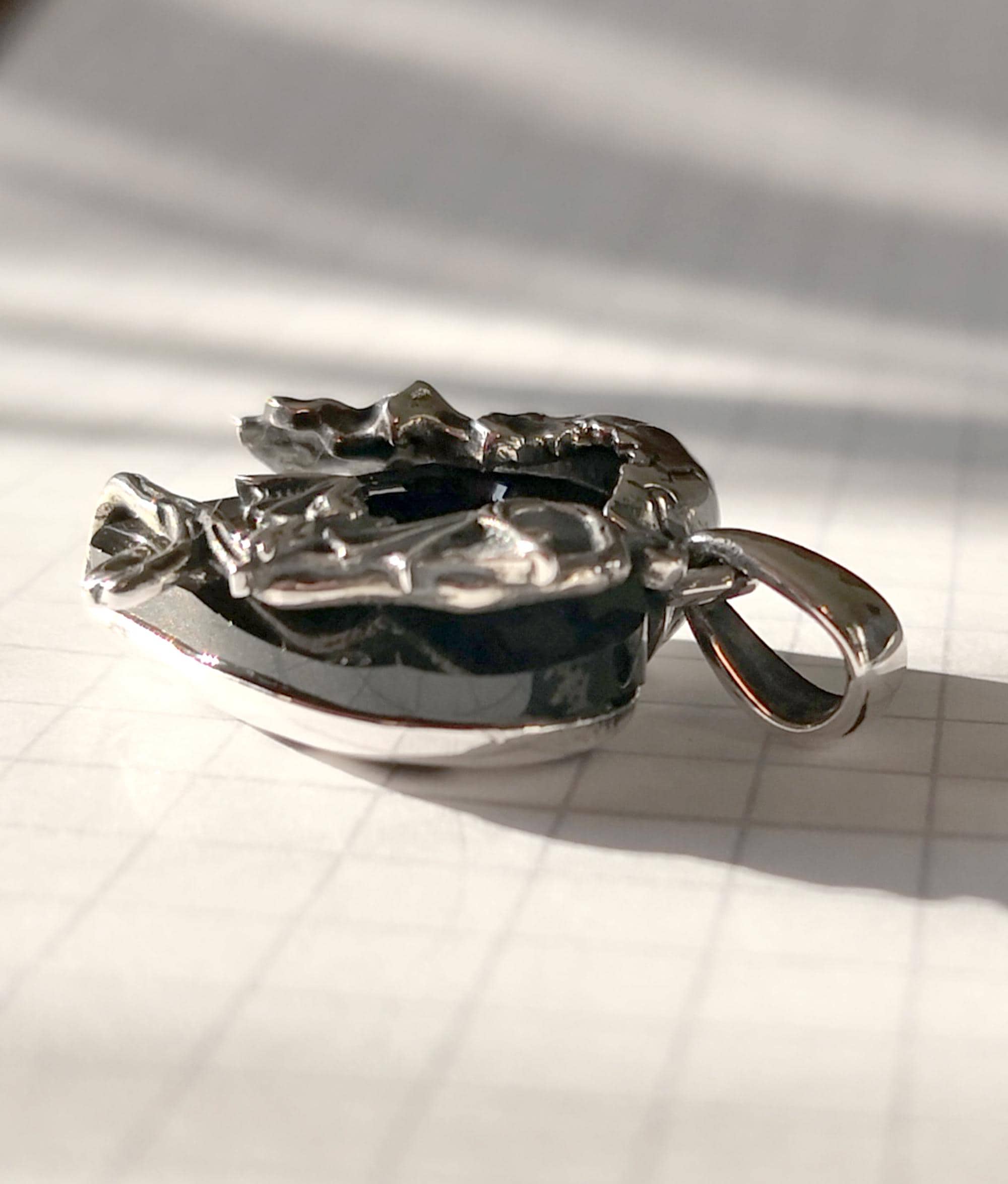 Schwarzer Herzanhänger mit Totenkopf & Fledermaus | Mystischer Schmuck – Bild 3