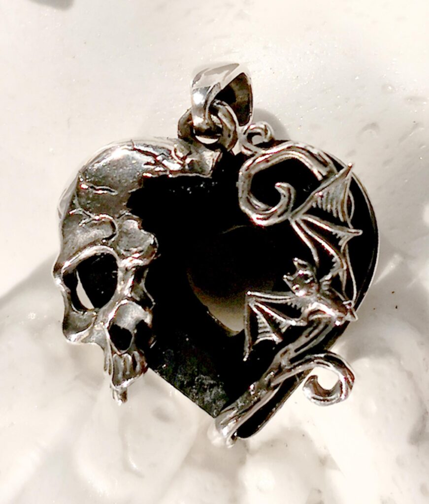 Schwarzer Herzanhänger mit Totenkopf & Fledermaus | Mystischer Schmuck