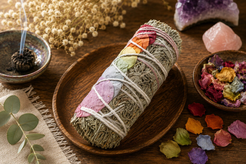 🌿 Räucherbündel – Blauer Salbei + 7-Chakra-Rosenblüten