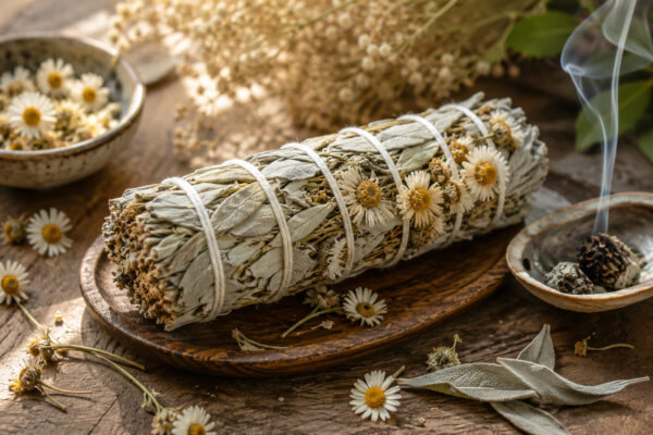 🌿 Räucherbündel – Weißer Salbei & Gänseblümchen