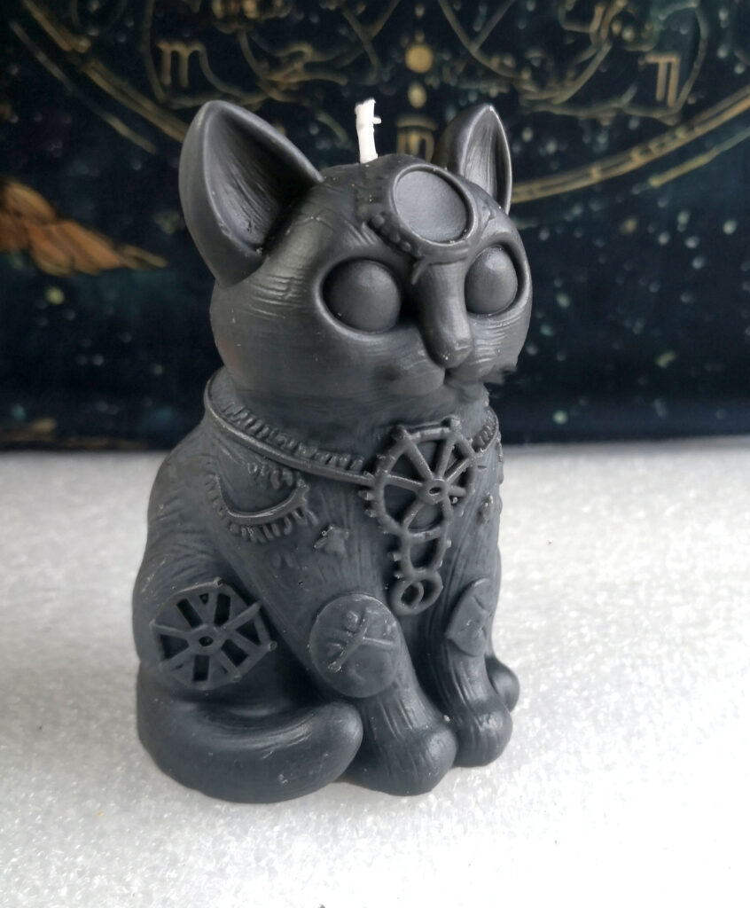 Zauberkatze „Runa“ – Hüterin der alten Zeichen-Katze-mit-Pentagramm